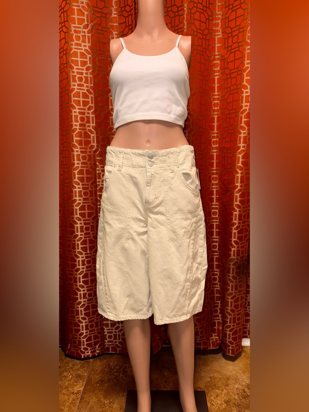 We The Free Extreme Measures Barrel Shorts Size 27 NWOT